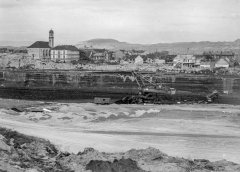 historické foto demolovaného města s kostelem (vlevo)