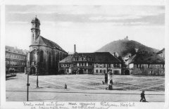 dobová pohlednice města s kostelem