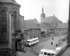 historické foto kostela (vlevo)