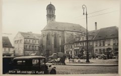 historická pohlednice náměstí s kostelem