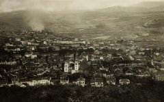 historické foto kostela (při pravém okraji)