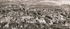 historické foto města s kostelem (od středu dolů - detail)