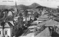 dobová pohlednice evangelického kostela (vlevo)