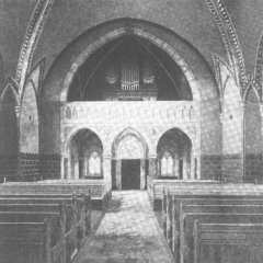 historické foto interiéru kostela - empora s varhanami