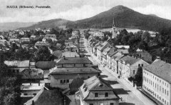 dobová pohlednice města s kostelem