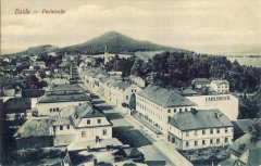 dobová pohlednice města s kostelem