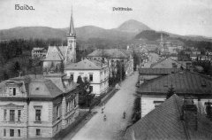 dobová pohlednice města s kostelem