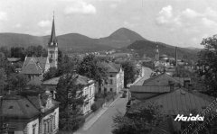 dobová pohlednice města s kostelem
