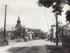 pohled ulicí ke kostelu