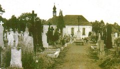celkový pohled na kostel se hřbitovem