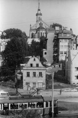 historické foto města s kostelem