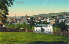 dobová pohlednice města s kostelem (vpravo)