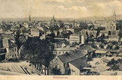 dobová pohlednice města s kostelem (vpravo)