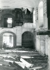 interiér kostela před demolicí