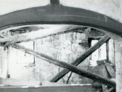 interiér kostela před demolicí