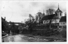 dobová pohlednice městyse s kostelem