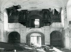 interiér kostela před demolicí
