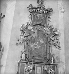 historické foto interiéru kostela (boční oltář)