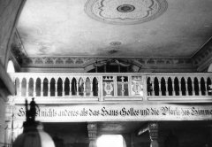 historické foto interiéru kostela - kruchta a varhany