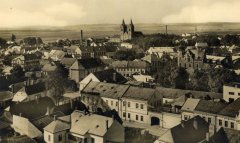celkový pohled na město s kostelem (přibližně uprostřed snímku, zezadu)