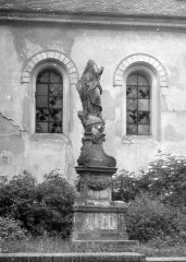 socha před kostelem