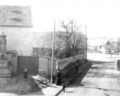 historické foto kostela (vlevo, za sochou)