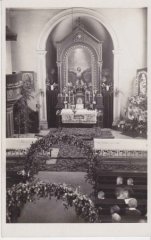 historické foto interiéru kostela - hlavní oltář
