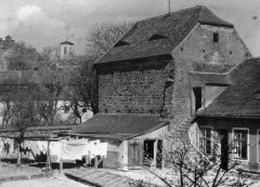 historické foto kostela (vlevo)