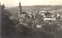 celkový pohled na město s kostelem (vpravo, v městské zástavbě)