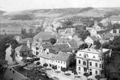 celkový pohled na město s kostelem (vpravo, v městské zástavbě)