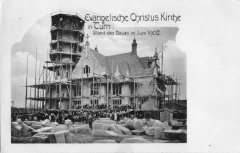 stavba kostela na dobové pohlednici