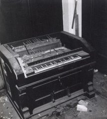 harmonium v kostele po nájezdu vandalů