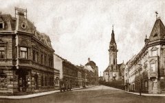 pohled ulicí ke kostelu