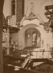 interiér kostela před demolicí