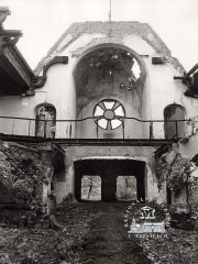interiér kostela před demolicí