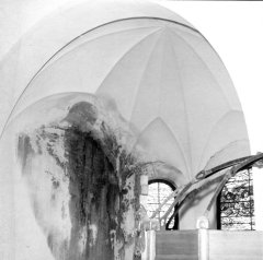 historické foto interiéru kostela - presbytář
