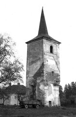 věž kostela, v pozadí fara