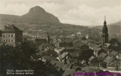 historické foto města s kostelem (v popředí uprostřed)