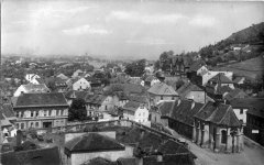 celkový pohled na město s kostelem (kostel vpravo)