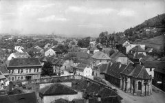 celkový pohled na město s kostelem (kostel vpravo)