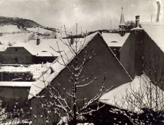 zimní pohled na město (věžička kostela vpravo nahoře)