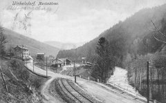 historické foto kaple (vlevo, před vysokou budovou)