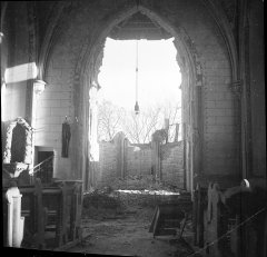 interiér kostela po bombardování 20.11.1944