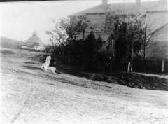 historické foto kaple (vlevo, v pozadí)