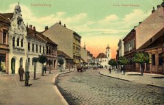 pohled ulicí ke kostelu