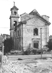 kostel poničený bombardováním - průčelí s věží