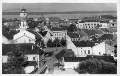 celkový pohled na město s původním kostelem