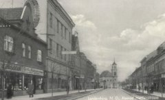 pohled ulicí ke kostelu