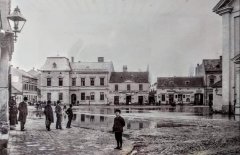 historické foto části kostela v době povodní (zcela vpravo)