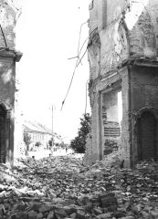 kostel poničený bombardováním - zbořený presbytář